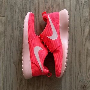Nike Women’s Roshe Run in Hot Pink